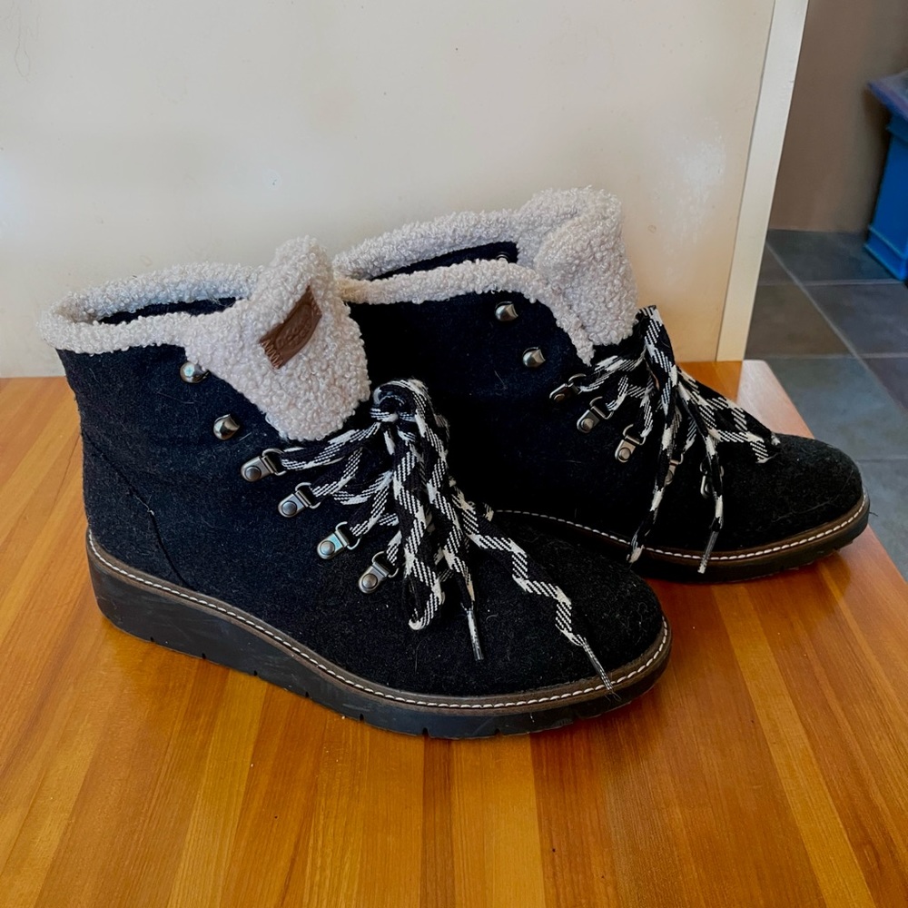 women’s size 8 boots :) brand new!